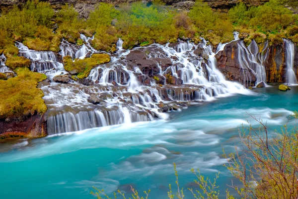 Maličké vodopády Hraunfossar, Island — Stock fotografie