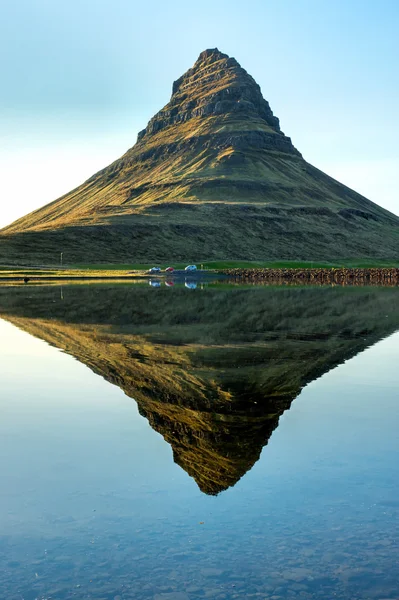Reflektion av Mount Kirkjufell — Stockfoto