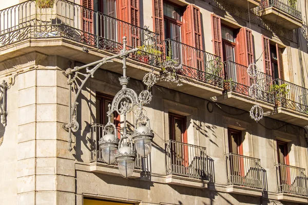 Luz de rua e fachada da casa — Fotografia de Stock