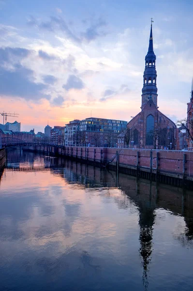 Chiesa di Amburgo dopo il tramonto — Foto Stock