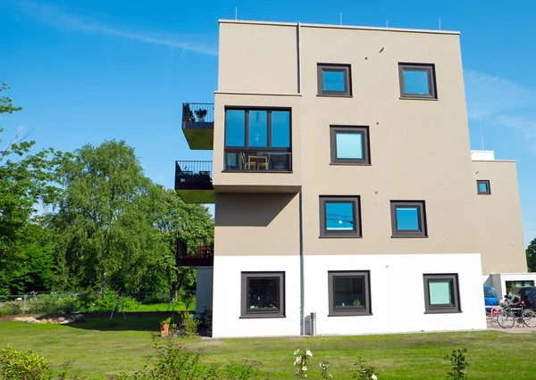 Modern appartement huis met tuin — Stockfoto