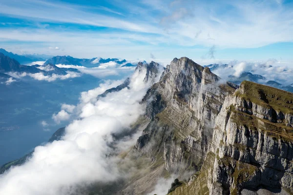 Moln på bergen Churfirsten — Stockfoto