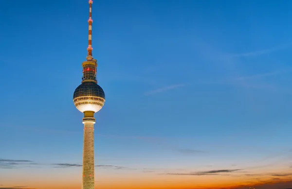 De Tv-toren in Berlijn bij zonsondergang — Stockfoto