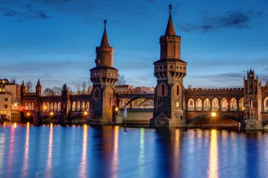 Berlin 'deki Oberbaum Köprüsü.