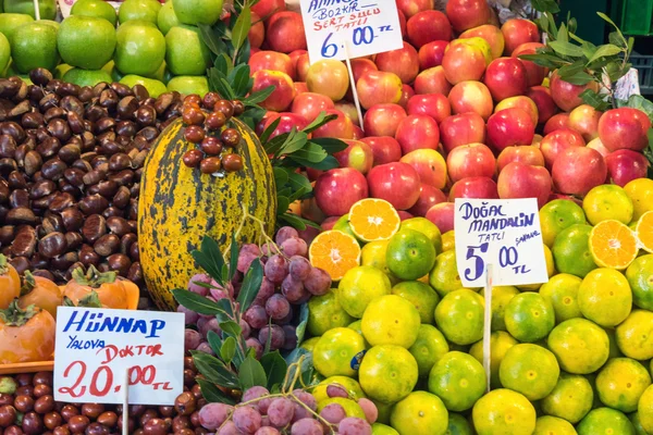 Каштан и другие фрукты для продажи — стоковое фото