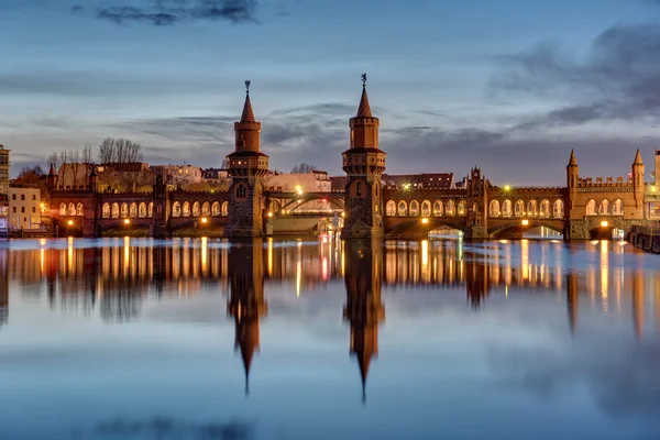 De rivier de Spree en de Oberbaumbruecke — Stockfoto