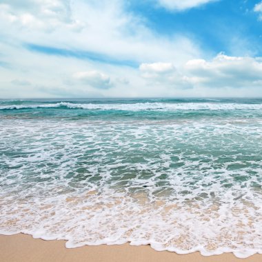 Deniz dalgaları ve mavi gökyüzü