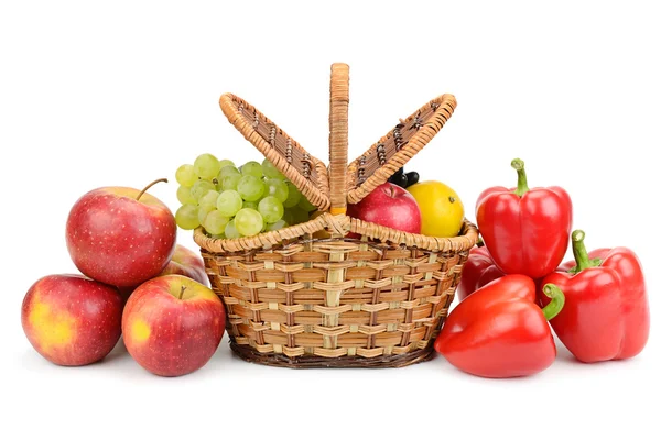 Hortalizas y frutas en canasta — Foto de Stock