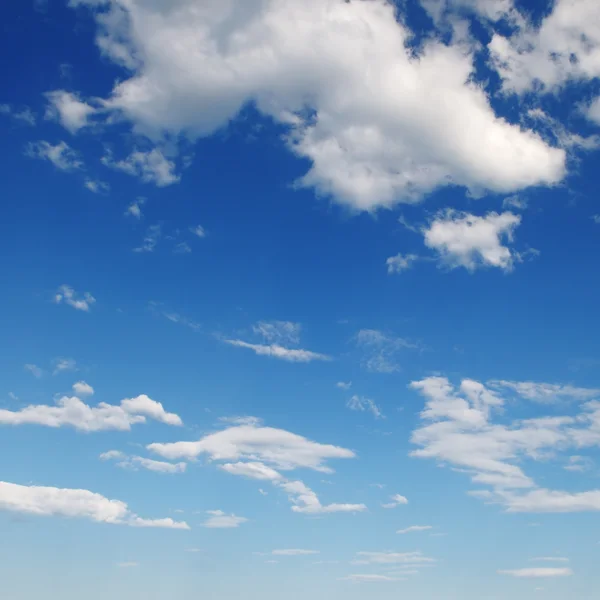 Witte pluizige wolken — Stockfoto