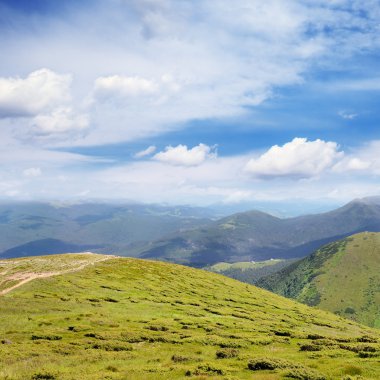 güzel dağlar ve mavi gökyüzü