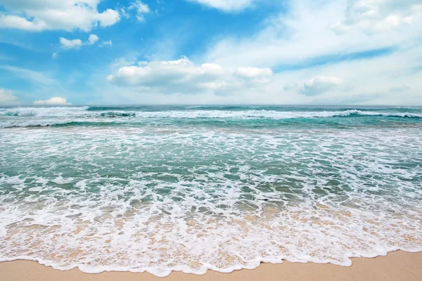 Deniz dalgaları ve mavi gökyüzü — Stok fotoğraf