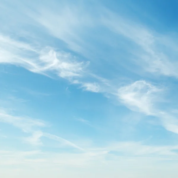 青い背景の白い雲 — ストック写真