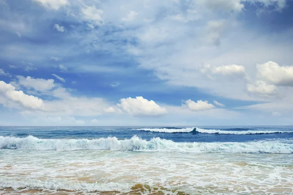 Olas oceánicas y cielo azul —  Fotos de Stock