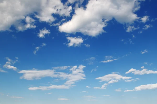 Witte pluizige wolken — Stockfoto