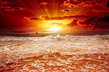 Denizin üzerinde güzel bir gün batımı