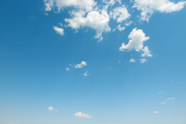 Красивые белые облака — стоковое фото