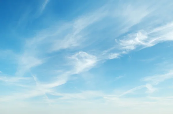 Nuvole bianche su sfondo blu — Foto Stock
