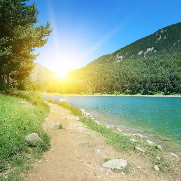 Dawn on shores of picturesque Lake — Stock Photo, Image