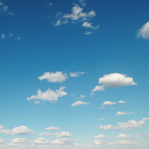Witte wolken op blauwe achtergrond — Stockfoto