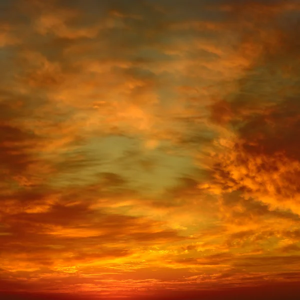 Schönen hellen Sonnenuntergang. Himmlischer Hintergrund. — Stockfoto