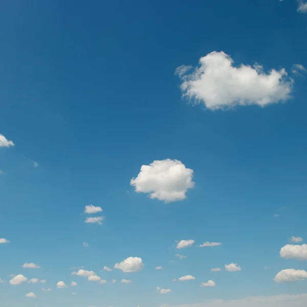 Białe puszyste chmury — Zdjęcie stockowe