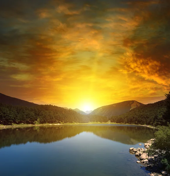 Sunrise over lake and mountains — Stock Photo, Image