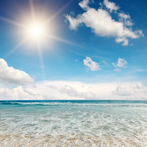 Hermoso amanecer sobre el mar — Foto de Stock