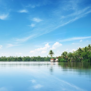 Büyük göl ve güzel gökyüzü