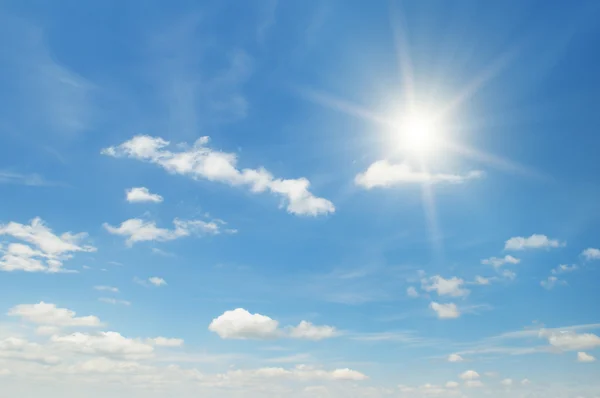 Сонце на красивому блакитному небі — стокове фото