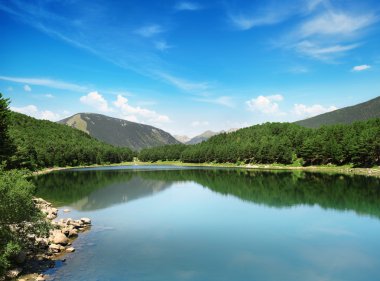 Dağlardaki güzel göl