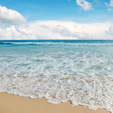 Deniz dalgaları ve mavi gökyüzü