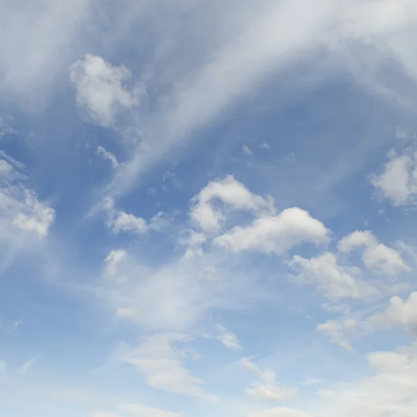Nuvens de cirros no céu azul — Fotografia de Stock