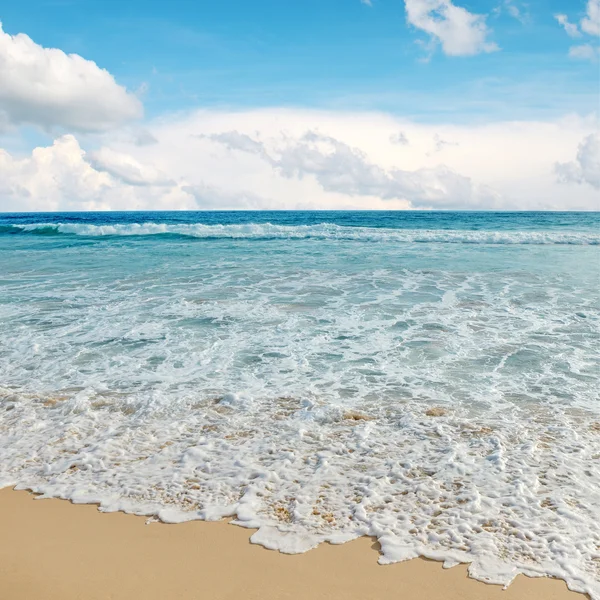 Olas marinas y cielo azul — Foto de Stock