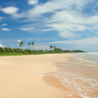 güzel sahil şeridi ve mavi gökyüzü