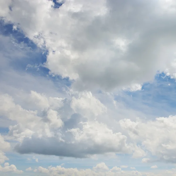 Witte pluizige wolken — Stockfoto