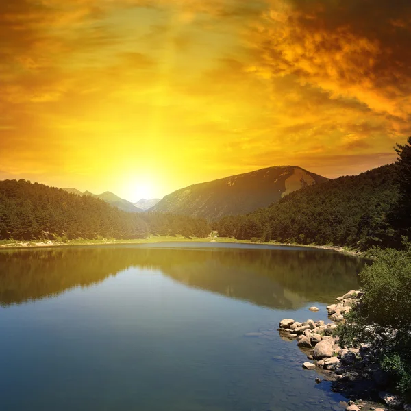 Sunrise over lake and mountains — Stock Photo, Image