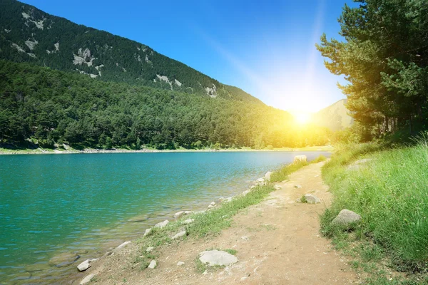 Dawn on shores of picturesque Lake — Stock Photo, Image