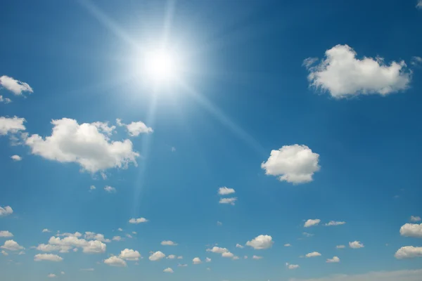 Güzel mavi gökyüzü güneş — Stok fotoğraf
