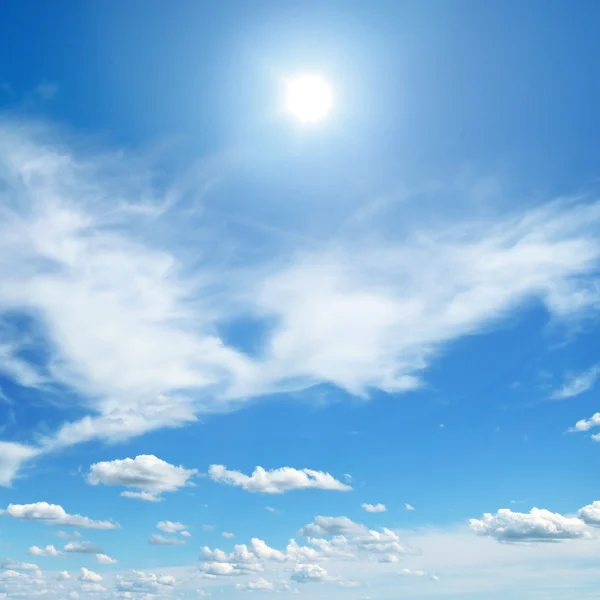 Słońce na piękne niebo — Zdjęcie stockowe