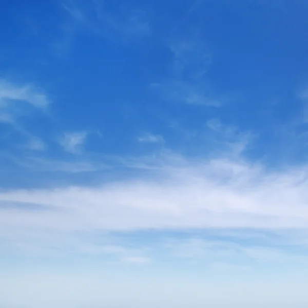 Wolken in de blauwe lucht — Stockfoto