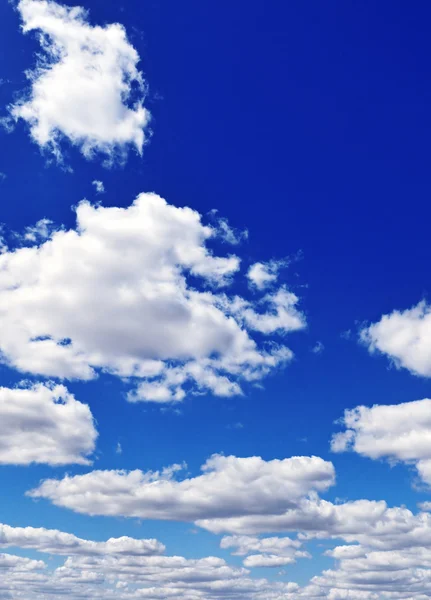 Ciel bleu avec des nuages blancs — Photo