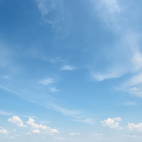 Nuvem branca no céu azul — Fotografia de Stock