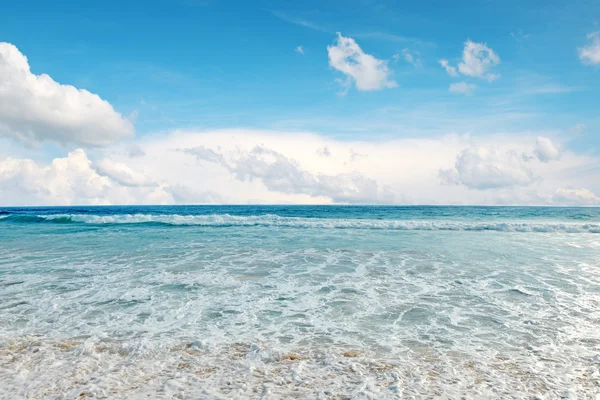 Olas marinas y cielo azul — Foto de Stock