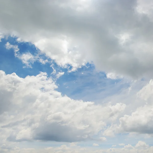 Nubes blancas esponjosas —  Fotos de Stock