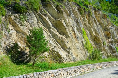 Güvenlik ağı dağlarda kaya düşmesi