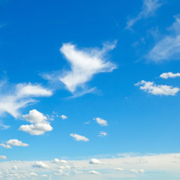 Beaux nuages dans le ciel bleu — Photo