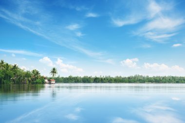 Büyük göl ve güzel gökyüzü