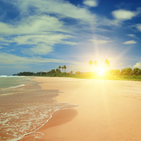 Belo nascer do sol sobre a praia do mar — Fotografia de Stock