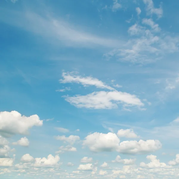 Witte pluizige wolken — Stockfoto