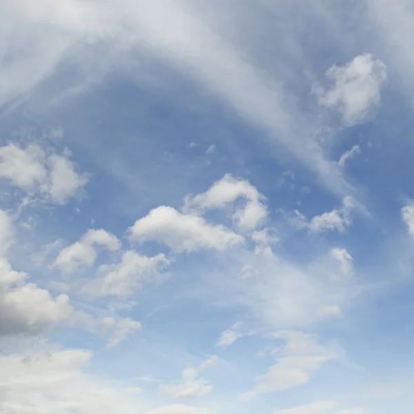 Nuvens de cirros no céu azul — Fotografia de Stock